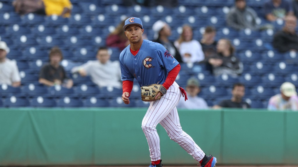 Phillies infield prospect Robert Phelps gets ready to make a play at third for the Clearwater Threshers