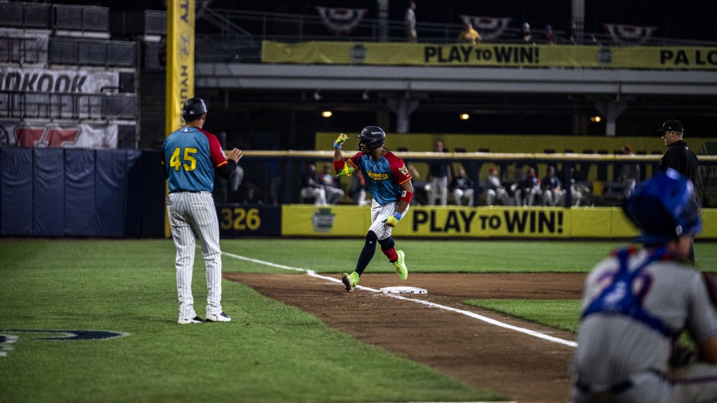 Ernesto Martínez Jr. slugs a home run to help boost the Vejigantes to a 13-5 win.