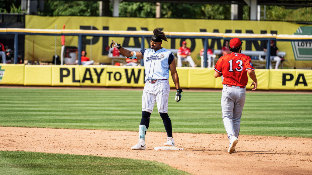 Ernesto Martínez Jr. smashed an RBI single and scored the tying run of the game in the eighth.