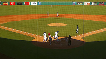 Daniel Vazquez steals third, scores on throwing error