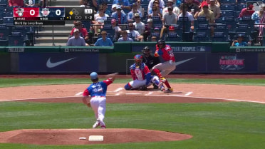 Leo De Vries scores on Franklin Arias' groundout