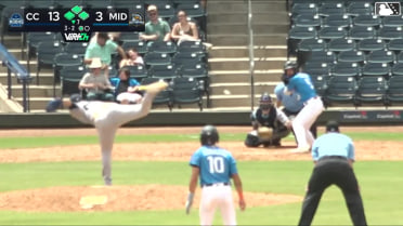 Brennan Milone singles on a sharp line drive to center fielder Lucas Spence. Clark Elliott scores. Casey Yamauchi to 3rd. Leo De Vries to 2nd.