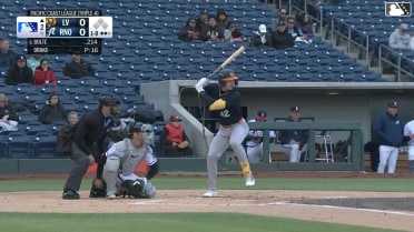 Henry Bolte homers (3) on a fly ball to right field.