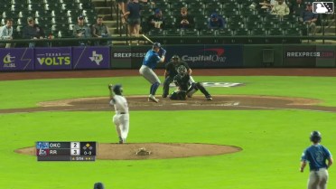 Jack Suwinski singles on a line drive to center fielder Gilberto Celestino. James Tibbs III scores. Jack Suwinski to 2nd.