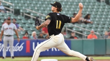 Giants Win Pitcher's Duel in Game 1