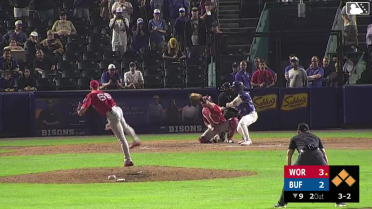 Davis Schneider walks. Carlos Mendoza scores. Rhylan Thomas to 3rd. Yohendrick Piñango to 2nd.