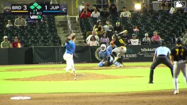 Edgleen Perez singles on a sharp line drive to right fielder Jose Monserrate. Eddie Rynders scores. Sammy Stafura to 3rd. Eddie King Jr. to 2nd.