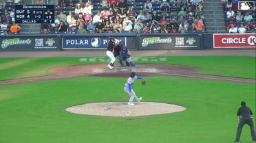 Mikey Romero doubles (14) on a fly ball to left fielder Yohendrick Piñango. Mickey Gasper scores. Romy Gonzalez to 3rd.