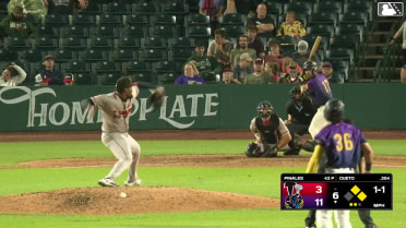 Gio Cueto singles on a line drive to center fielder Rodney Green Jr. Jaron Elkins scores. Eduardo Guerrero to 3rd.