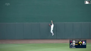 Albert Almora makes a leaping catch