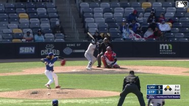 Steward Berroa singles on a ground ball to right fielder Emmanuel Rodriguez. Sergio Alcántara scores.
