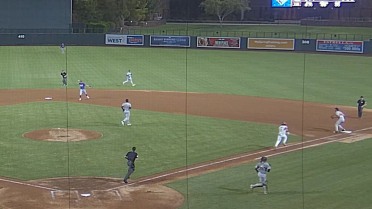 Jeff McNeil fields a grounder, makes throw to first