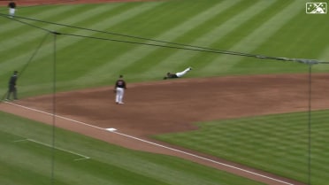 Richie Martin makes a sweet diving catch at shortstop