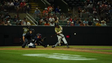 Shuckers Finish April with 8-5 Win over Clingstones