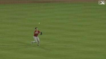 Cade Marlowe makes juggling grab in left-field