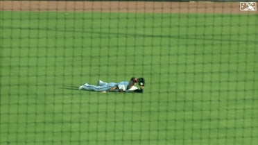 Skye Bolt lays out for incredible diving grab