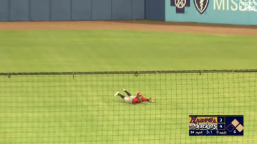 Justin Dean makes an incredible diving catch 