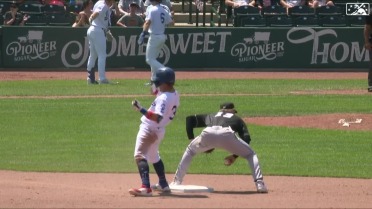 Yeiner Fernandez drills a go-ahead two-run single