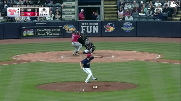 Enmanuel Valdez homers (4) on a line drive to right center field. Billy Cook scores.