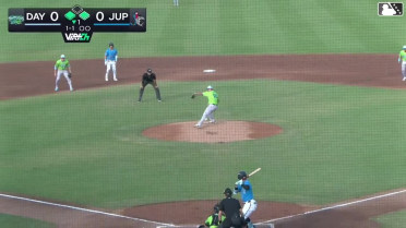 Andrew Salas doubles (2) on a line drive to right fielder Arnaldo Lantigua. Carter Johnson scores. Andres Valor scores.