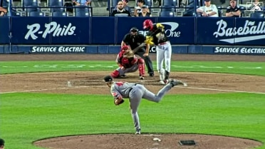Carlos De La Cruz skies a two-run home run