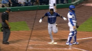 D'Andre Smith hits an inside-the-park homer