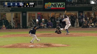 Felix Reyes doubles (9) on a sharp line drive to center fielder Duke Ellis. Steward Berroa scores.