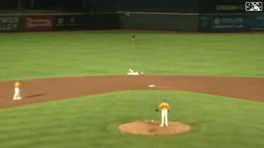 Guardians prospect Milan Tolentino's diving play 