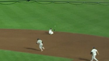 Cameron Cauley loses glove, records the out at first
