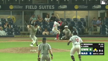 Luis Lara doubles (9) on a line drive to right fielder José Azócar. Eddys Leonard scores.
