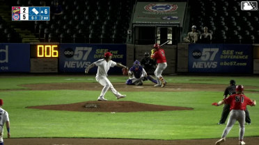 Jesús Báez singles on a sharp ground ball to left fielder Jose Escobar. Cameron Nickens scores. Anyelo Encarnación to 2nd.