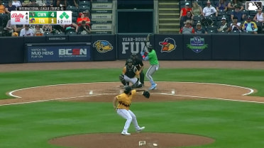 Ronald Acuña Jr. out on a sacrifice fly to right fielder Brett Callahan. Luke Williams scores. Sandy León to 3rd.