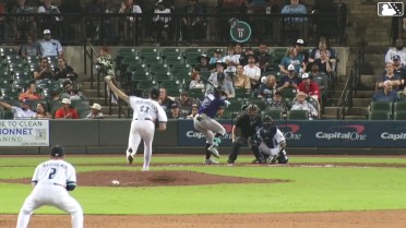 Vimael Machín homers (3) on a fly ball to right field.