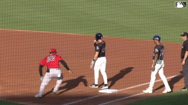 Deyvison De Los Santos pulls off hidden ball trick