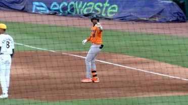 Leo De Vries' second straight three-hit game