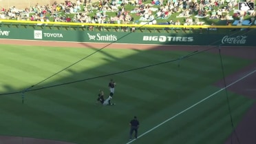 Bryce Eldridge's sliding over-the-shoulder catch