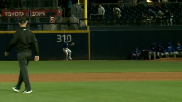 Jordyn Adams makes a juggling home run robbery 
