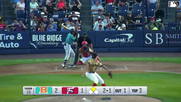 Thomas Sosa doubles (21) on a line drive to left fielder Wuilfredo Antunez. Frederick Bencosme scores.