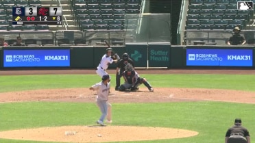 Turner Hill doubles (20) on a line drive to center fielder Jarred Kelenic. Diego Velasquez scores. Zach Morgan scores.