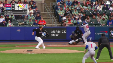 Willie MacIver doubles (3) on a sharp line drive to right fielder Ji Hwan Bae. Carlos Mendoza scores. RJ Schreck scores.