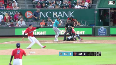 Jarred Kelenic homers (2) on a fly ball to right field.