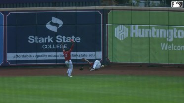 Gabriel Martinez makes a spectacular running grab