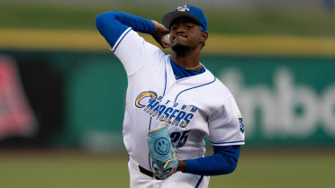 Luinder Avila Makes MLB Debut With Kansas City Royals