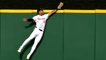 Andrew Pinckney robs a home run in Triple-A
