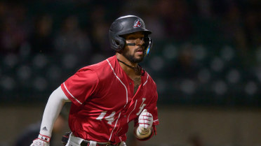 Hounds Stun Travs With Late Rally