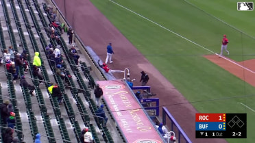 Erick Mejia makes a great catch in foul ground