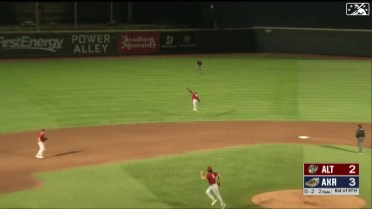Tsung-Che Cheng makes incredible leaping catch
