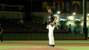 Lan-Hong Su fans three in two hitless frames