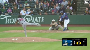 Emil Morales singles on a line drive to left fielder Esteban González. Charles Davalan scores. Eduardo Quintero to 2nd.