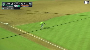 Alfredo Alcantara's stunning barehanded play